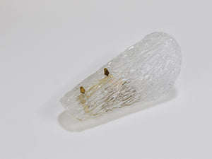 Eine Kalmar Wandleuchte aus Messing und strukturiertem Glas, Mid-Century, Österreich, 1950er-Jahre