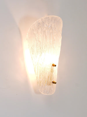 Eine Kalmar Wandleuchte aus Messing und strukturiertem Glas, Mid-Century, Österreich, 1950er-Jahre