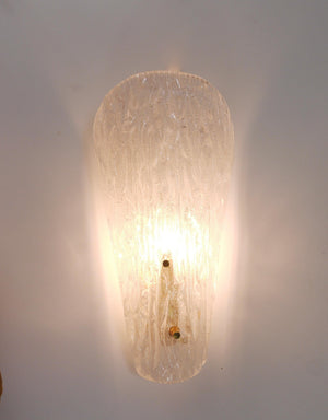 Eine Kalmar Wandleuchte aus Messing und strukturiertem Glas, Mid-Century, Österreich, 1950er-Jahre