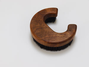 Cepillo para ropa o abrigo Carl Auböck «C» de nogal, firmado, Mid-Century, Austria, años 60