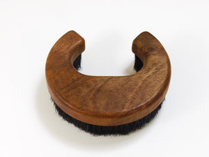 Cepillo para ropa o abrigo Carl Auböck «C» de nogal, firmado, Mid-Century, Austria, años 60