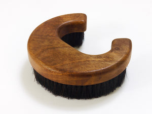 Cepillo para ropa o abrigo Carl Auböck «C» de nogal, firmado, Mid-Century, Austria, años 60