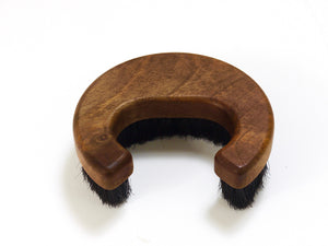 Cepillo para ropa o abrigo Carl Auböck «C» de nogal, firmado, Mid-Century, Austria, años 60