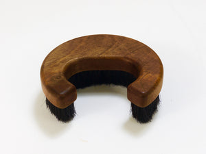 Cepillo para ropa o abrigo Carl Auböck «C» de nogal, firmado, Mid-Century, Austria, años 60