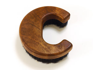 Cepillo para ropa o abrigo Carl Auböck «C» de nogal, firmado, Mid-Century, Austria, años 60