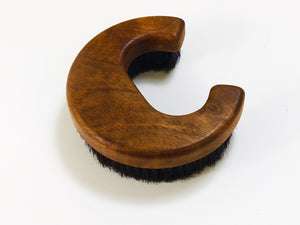 Cepillo para ropa o abrigo Carl Auböck «C» de nogal, firmado, Mid-Century, Austria, años 60