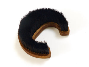 Cepillo para ropa o abrigo Carl Auböck «C» de nogal, firmado, Mid-Century, Austria, años 60