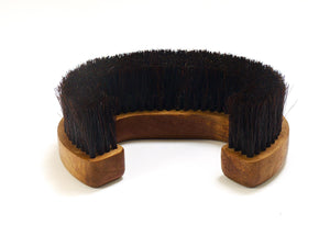 Cepillo para ropa o abrigo Carl Auböck «C» de nogal, firmado, Mid-Century, Austria, años 60