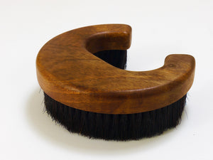 Cepillo para ropa o abrigo Carl Auböck «C» de nogal, firmado, Mid-Century, Austria, años 60