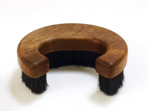 Cepillo para ropa o abrigo Carl Auböck «C» de nogal, firmado, Mid-Century, Austria, años 60