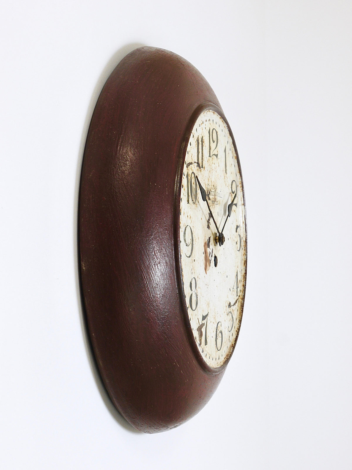 Reloj de pared público antiguo de hierro de los años 20 con esfera pintada a mano, estilo Industrial