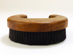 Cepillo para ropa o abrigo Carl Auböck «C» de nogal, firmado, Mid-Century, Austria, años 60