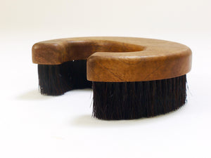 Cepillo para ropa o abrigo Carl Auböck «C» de nogal, firmado, Mid-Century, Austria, años 60