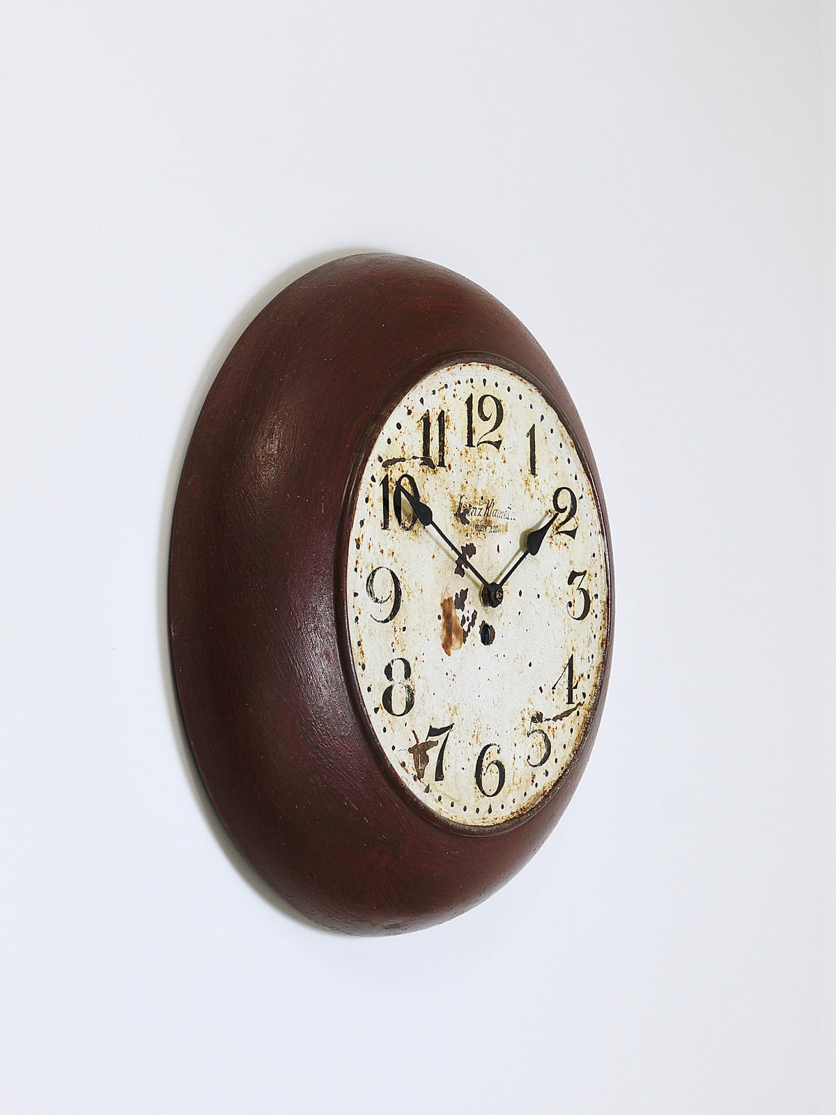 Reloj de pared público antiguo de hierro de los años 20 con esfera pintada a mano, estilo Industrial