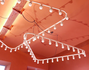 Impressionnant et grand lustre sculpture lumineuse à triangles, style Gino Sarfatti, années 1950