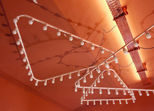 Impressionnant et grand lustre sculpture lumineuse à triangles, style Gino Sarfatti, années 1950