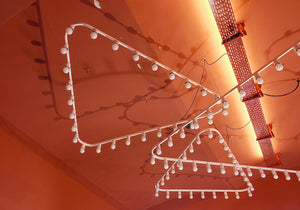 Impressionnant et grand lustre sculpture lumineuse à triangles, style Gino Sarfatti, années 1950