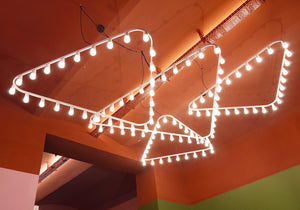 Impressionnant et grand lustre sculpture lumineuse à triangles, style Gino Sarfatti, années 1950