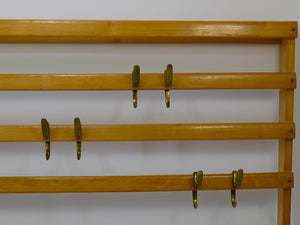 Grand porte-manteau mural Carl Auböck Mid-Century en hêtre avec 8 crochets en laiton, années 1950