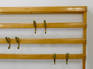 Grand porte-manteau mural Carl Auböck Mid-Century en hêtre avec 8 crochets en laiton, années 1950
