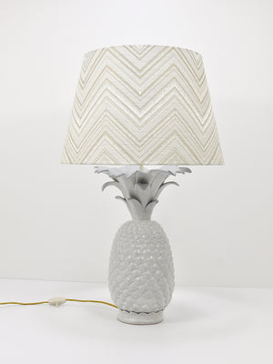Lampe de table Hollywood Regency ananas blanc dans le style de Tommaso Barbi, Italie, années 1970