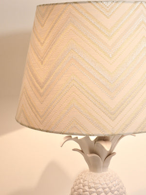 Lampe de table Hollywood Regency ananas blanc dans le style de Tommaso Barbi, Italie, années 1970