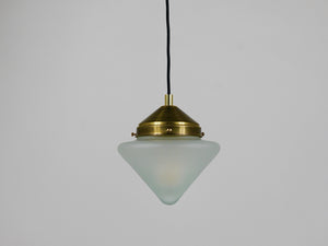 Bis zu 7 Art déco Hängeleuchten aus Messing mit konischen Glasschirmen, Wien 1930er-Jahre