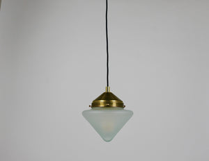 Bis zu 7 Art déco Hängeleuchten aus Messing mit konischen Glasschirmen, Wien 1930er-Jahre