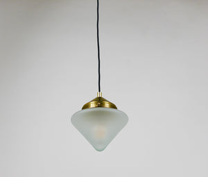 Bis zu 7 Art déco Hängeleuchten aus Messing mit konischen Glasschirmen, Wien 1930er-Jahre
