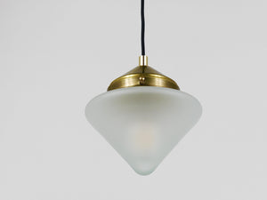 Bis zu 7 Art déco Hängeleuchten aus Messing mit konischen Glasschirmen, Wien 1930er-Jahre