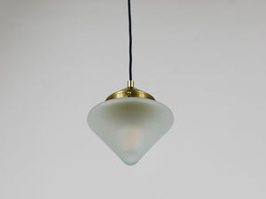Bis zu 7 Art déco Hängeleuchten aus Messing mit konischen Glasschirmen, Wien 1930er-Jahre