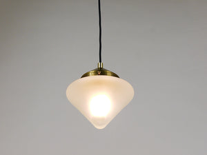 Bis zu 7 Art déco Hängeleuchten aus Messing mit konischen Glasschirmen, Wien 1930er-Jahre