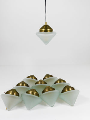 Bis zu 7 Art déco Hängeleuchten aus Messing mit konischen Glasschirmen, Wien 1930er-Jahre