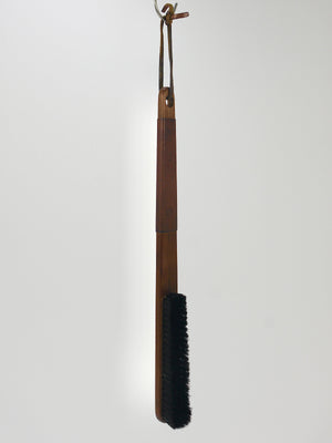Spazzola per abiti Carl Aubock in noce e pelle, Mid-Century, Austria