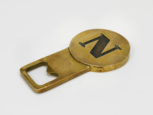 Décapsuleur Carl Auböck en laiton avec initiale « N » #4919, Vienne, années 1960