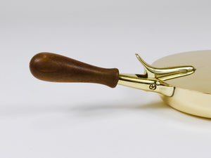 Gemarkter Carl Auböck Butler-Aschenbecher aus Messing mit Deckel und Griff, Wien, 1950er-Jahre