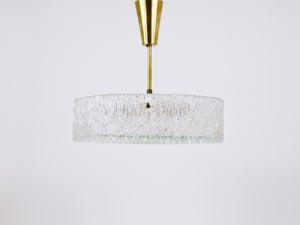 Lustre / suspension J.T. Kalmar ronde en laiton et verre texturé, années 1950
