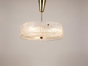 Lustre / suspension J.T. Kalmar ronde en laiton et verre texturé, années 1950
