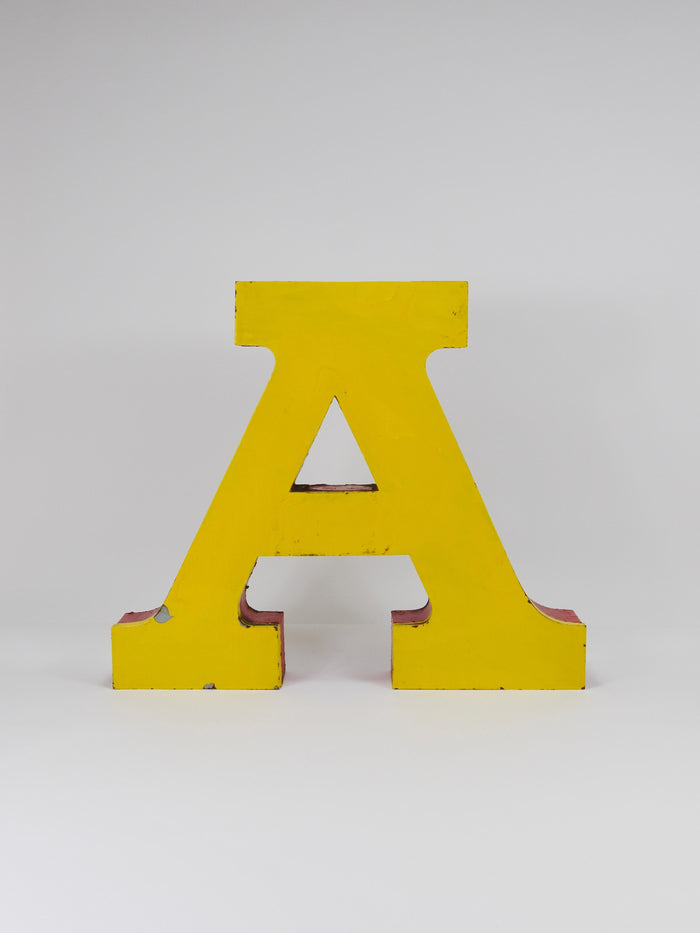 1960年代の大型チャンネルレター「A」、サーカス文字の広告サイン