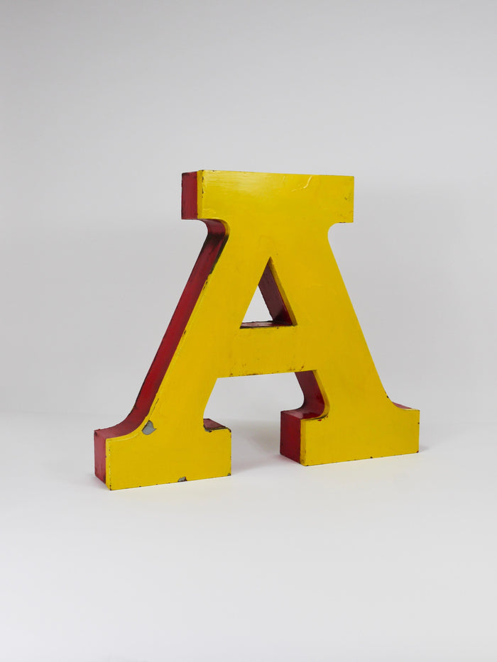 1960年代の大型チャンネルレター「A」、サーカス文字の広告サイン