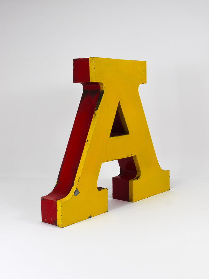 1960年代の大型チャンネルレター「A」、サーカス文字の広告サイン