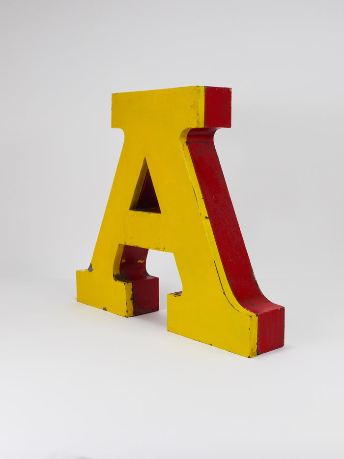 1960年代の大型チャンネルレター「A」、サーカス文字の広告サイン