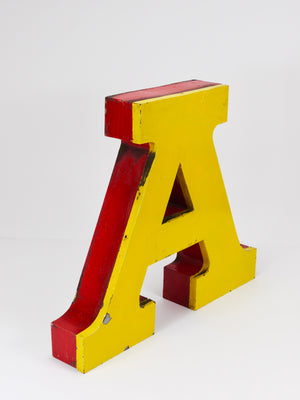 Grande lettera scatolata «A» pubblicitaria da circo, anni 1960