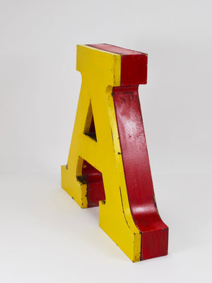 Grande lettera scatolata «A» pubblicitaria da circo, anni 1960