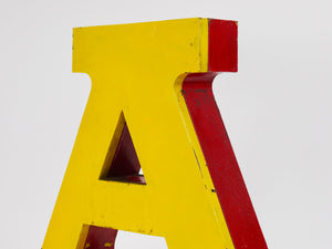 Grande lettera scatolata «A» pubblicitaria da circo, anni 1960