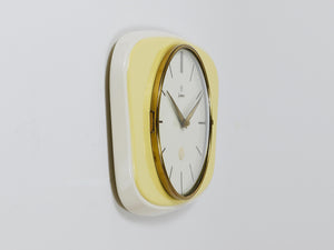 Junghans Wanduhr im Stil von Max Bill, Pastellgelb, Mid-Century, Deutschland, 1950er-Jahre