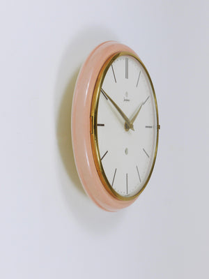 Grande orologio da parete Junghans rosa, nello stile di Max Bill, Mid-Century, Germania, anni 1950
