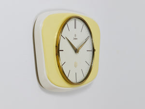 Junghans Wanduhr im Stil von Max Bill, Pastellgelb, Mid-Century, Deutschland, 1950er-Jahre