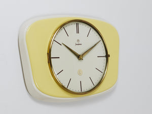 Junghans Wanduhr im Stil von Max Bill, Pastellgelb, Mid-Century, Deutschland, 1950er-Jahre