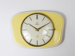 Junghans Wanduhr im Stil von Max Bill, Pastellgelb, Mid-Century, Deutschland, 1950er-Jahre